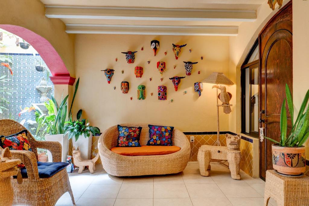 - un salon avec un canapé et des papillons sur le mur dans l'établissement Casa de Colores, à Guanajuato