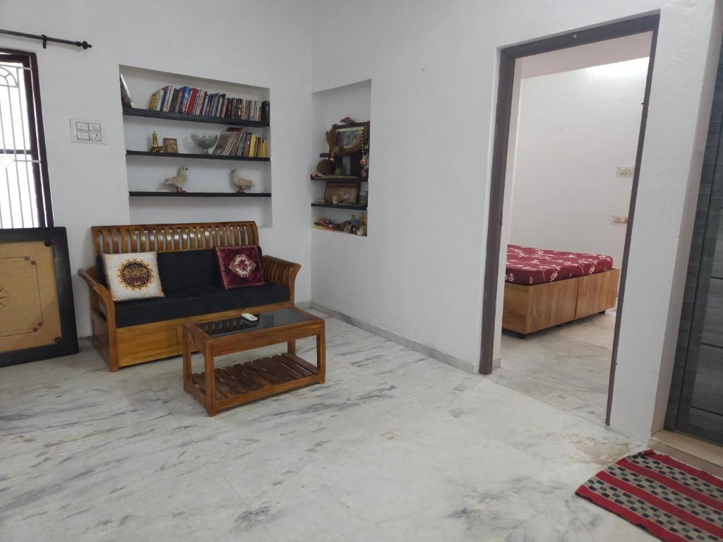 哥印拜陀的住宿－Spandha3 - 2Bedroom house in Coimbatore，客厅配有沙发和桌子
