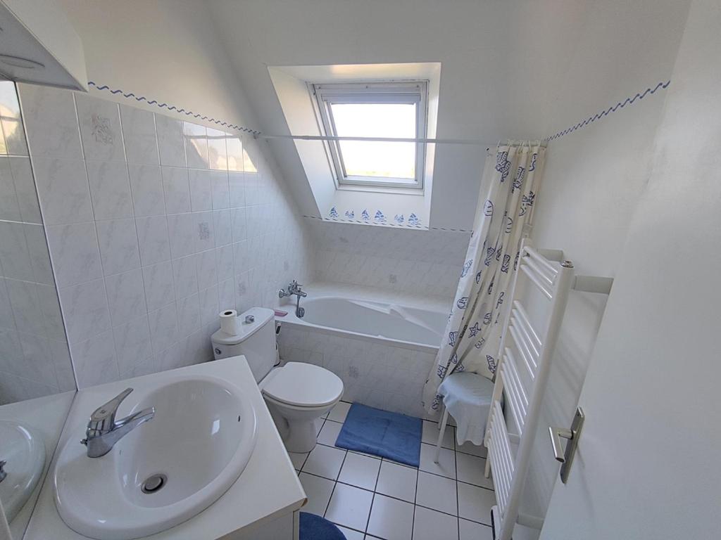 Kúpeľňa v ubytovaní Maison calme avec jardin, à 500m de la plage, proche commerces, bien équipée pour 4 personnes - FR-1-639-19