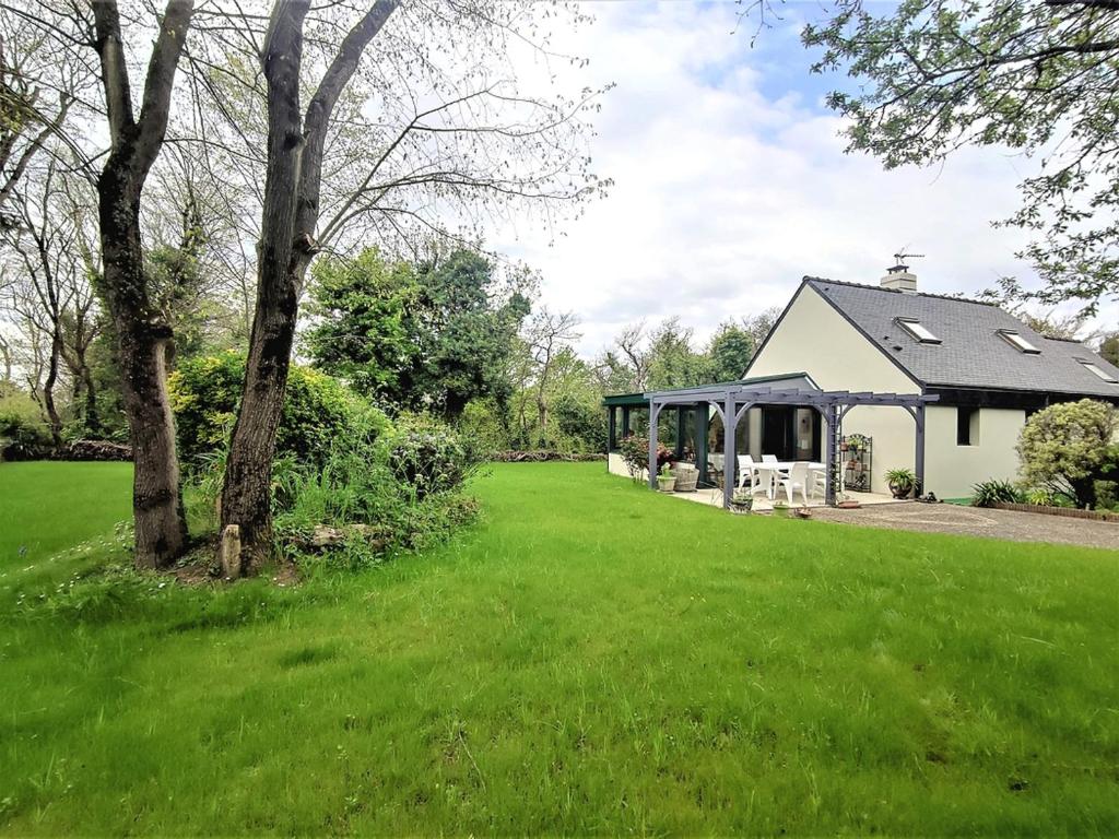 ein weißes Haus mit einem Pavillon im Hof in der Unterkunft Maison 6 pers, 600m plage, jardin, barbecue, parking - FR-1-639-92 in Sarzeau
