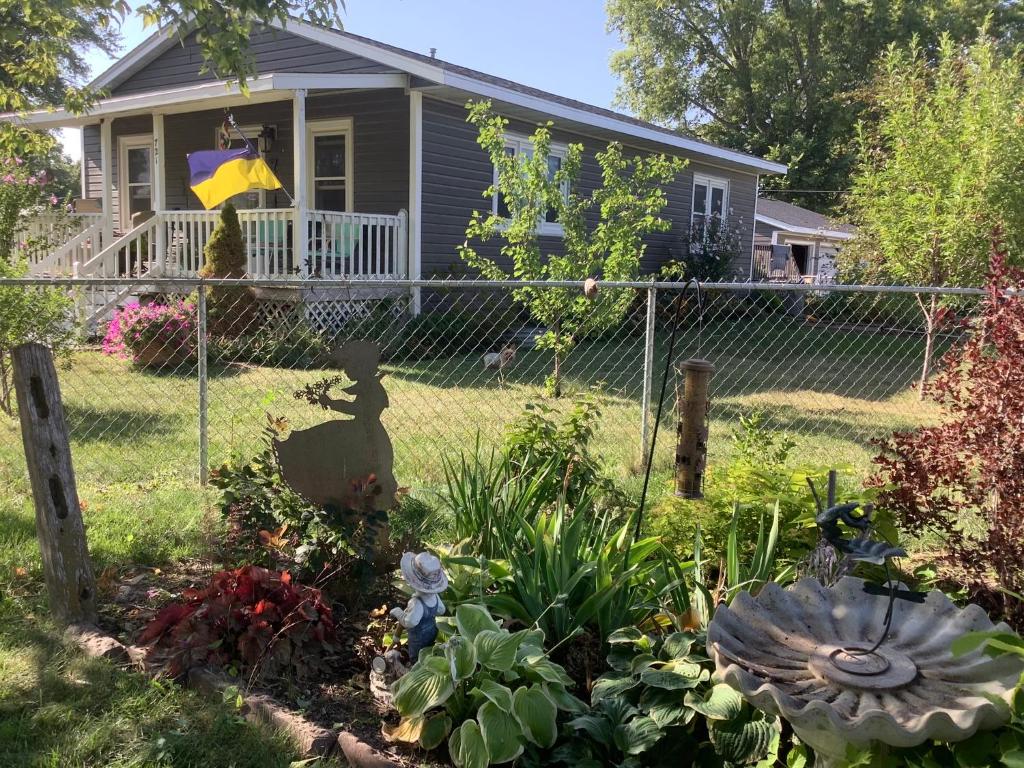 een tuin voor een huis met een hek bij Iowa Nice, Winterset in Winterset