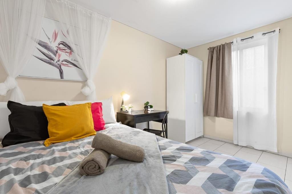 Un pat sau paturi într-o cameră la Bright Private Room - Nearby CBD UTS USYD - Seconds to Famous Eateries - Shared Bathroom