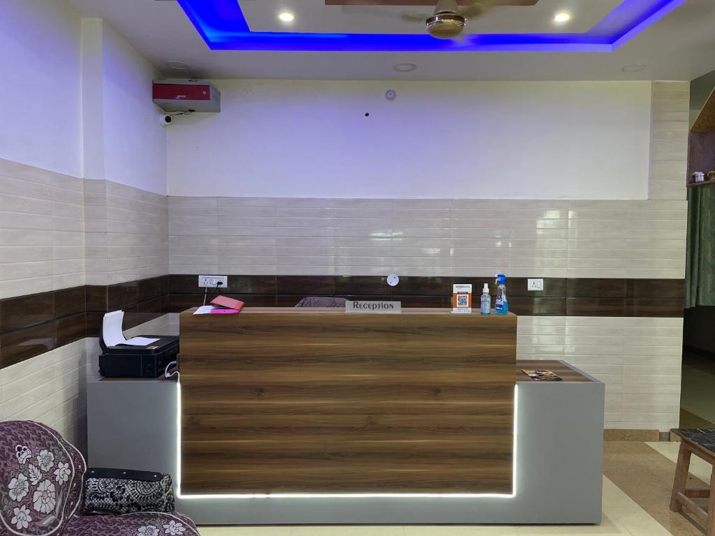 vestíbulo con recepción con techo azul en OYO Hotel Red Cross(banquet&restra) en Kānpur