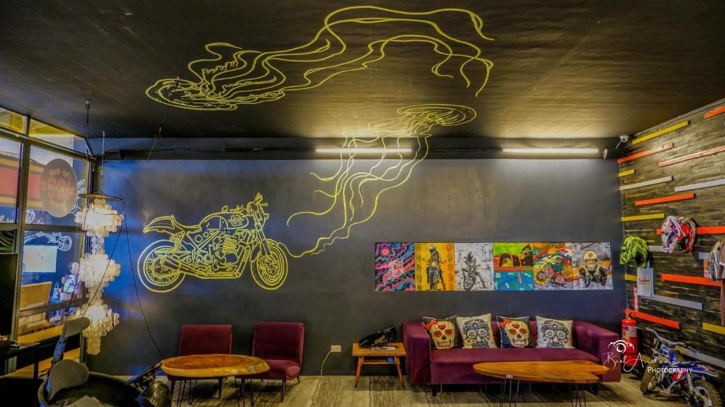 Posezení v ubytování Cafe Moto Hostel
