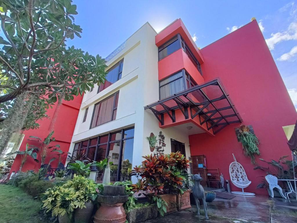 Edificio rojo y blanco con balcón en Zai Yan Yan 259 B&B, en Jian