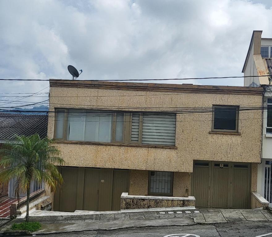 ptak siedzący na dachu domu w obiekcie LA CASA DEL CABLE -Atractivo Único Sector Cable 104- w mieście Manizales