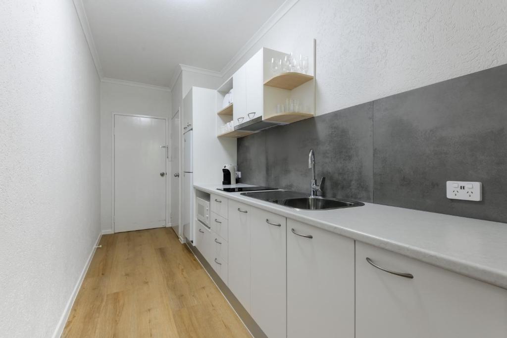 Kuchyň nebo kuchyňský kout v ubytování Apartment 4 at Palm Villas