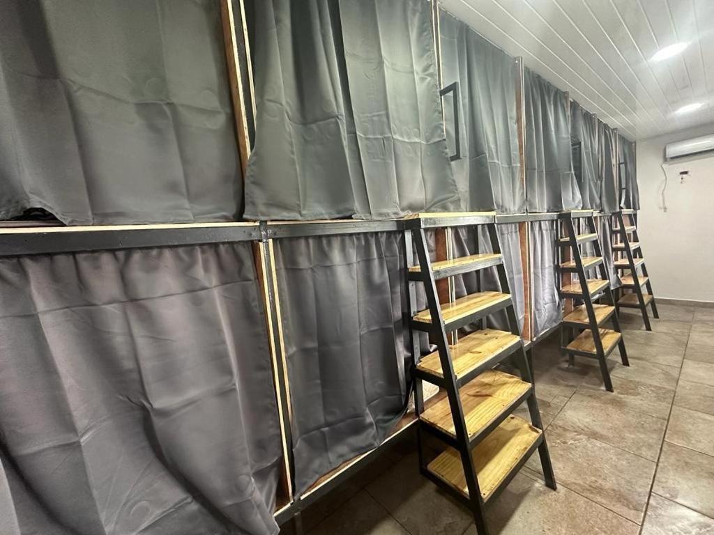 Palanda nebo palandy na pokoji v ubytování Blasina Beer Hostel