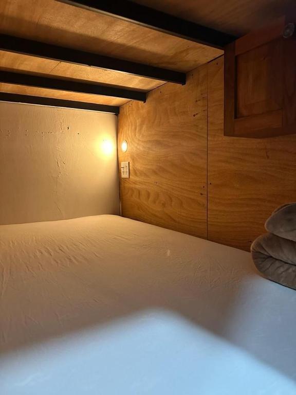 Postel nebo postele na pokoji v ubytování Blasina Beer Hostel