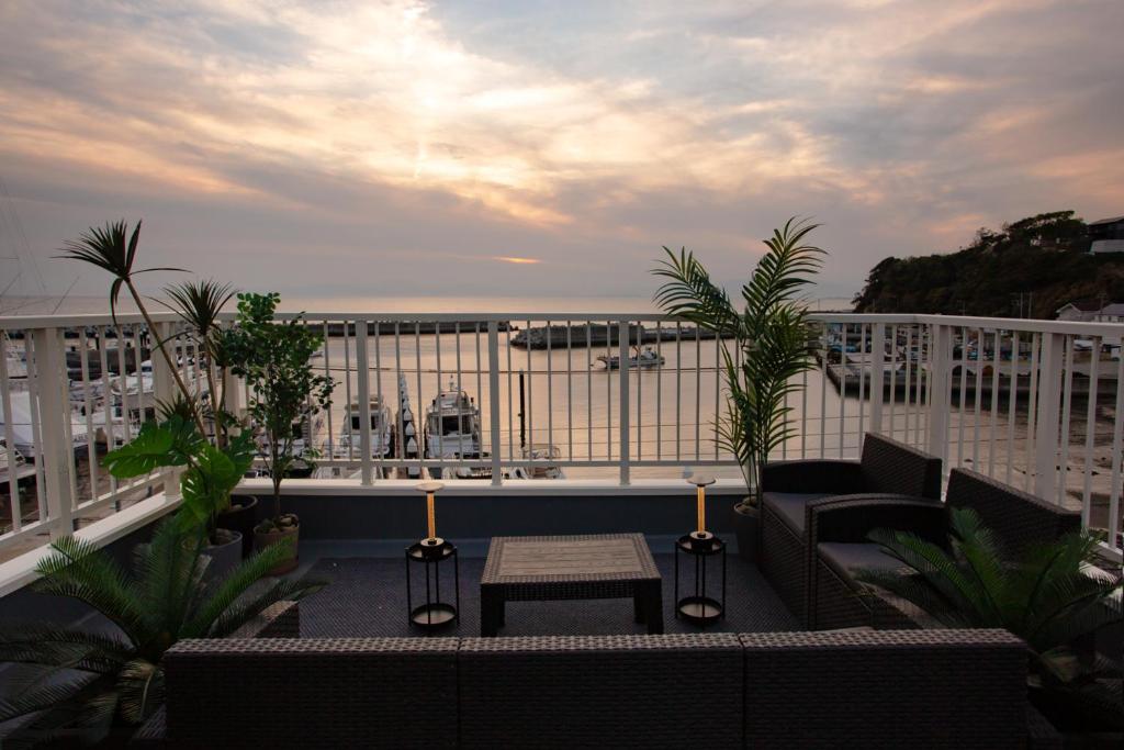 Balkón nebo terasa v ubytování Ashina Bayfront Villa
