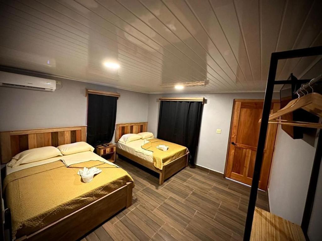 Postel nebo postele na pokoji v ubytování Blasina Beer Hostel