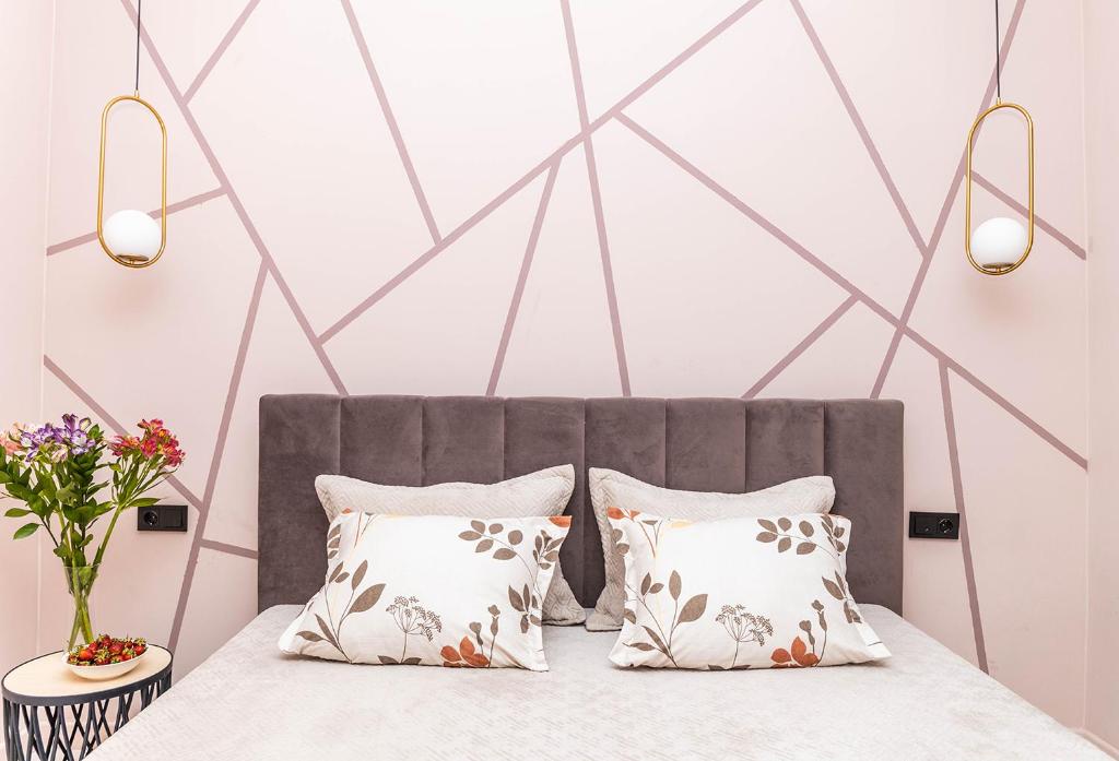 Postel nebo postele na pokoji v ubytování YourHouse ЖК Nest Grand 210
