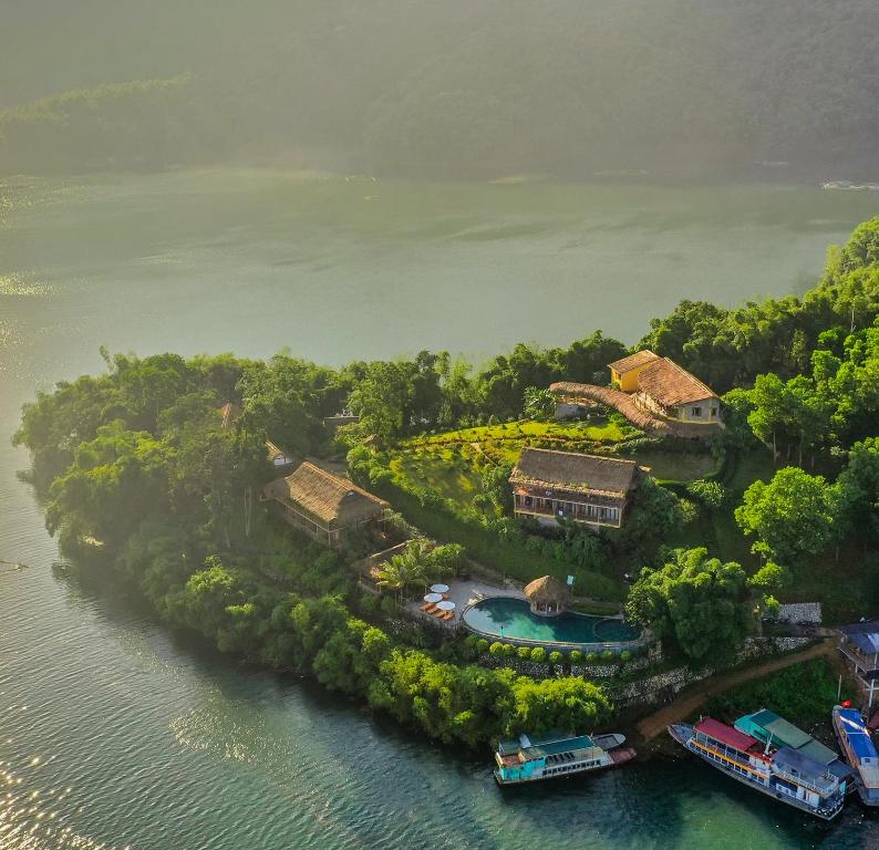 Pemandangan dari udara bagi Mai Chau Hideaway Lake Resort