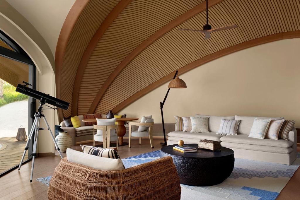 Posezení v ubytování Nujuma, a Ritz-Carlton Reserve