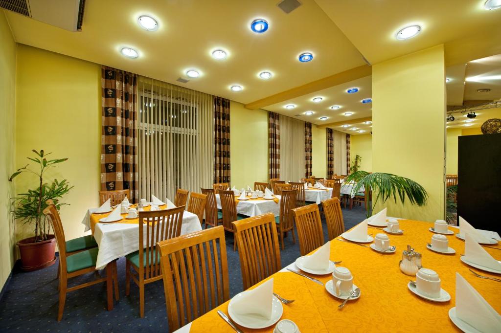 Restauracja lub miejsce do jedzenia w obiekcie Hotel Henrietta