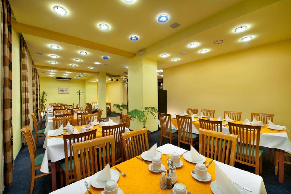 Restauracja lub miejsce do jedzenia w obiekcie Hotel Henrietta