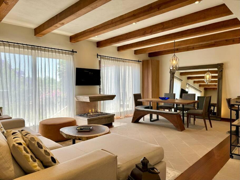 サンミゲル・デ・アジェンデにあるLuxury 2BR Condo AC Near Rosewood - 3 min walkのソファとテーブルのあるリビングルーム