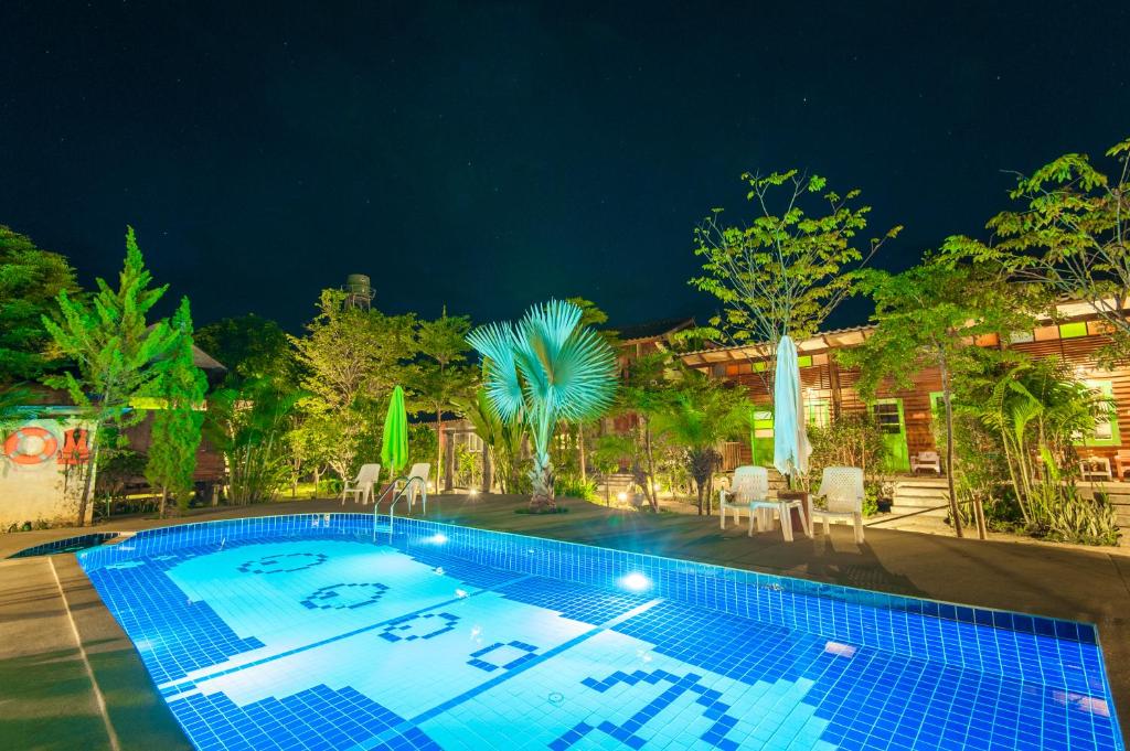 Bazén v ubytování Baan Chokdee Pai Resort nebo v jeho okolí