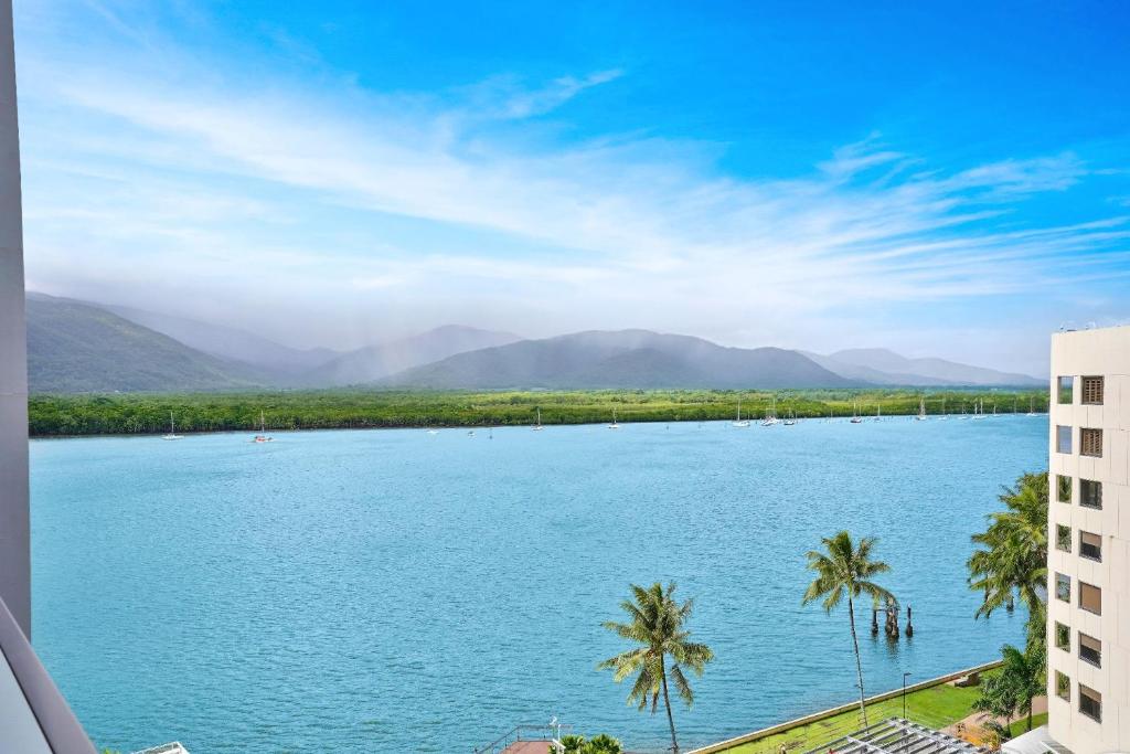 vistas a una gran masa de agua con palmeras en 903 Harbour Lights with Ocean Views en Cairns