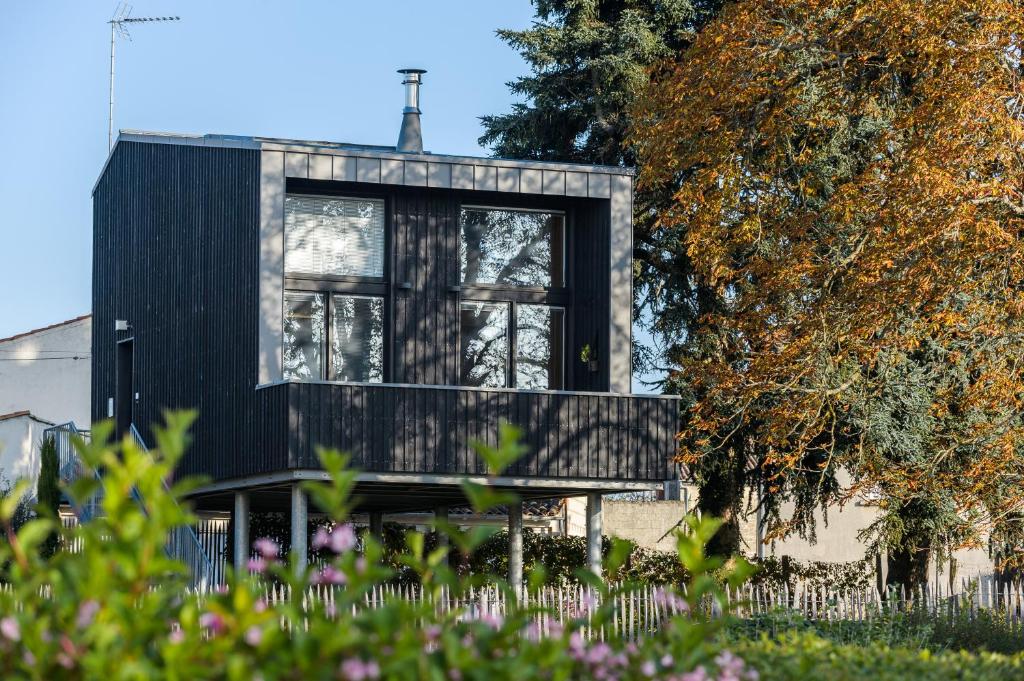 una casa con una fachada negra y una ventana en Kabane 49, en Niort