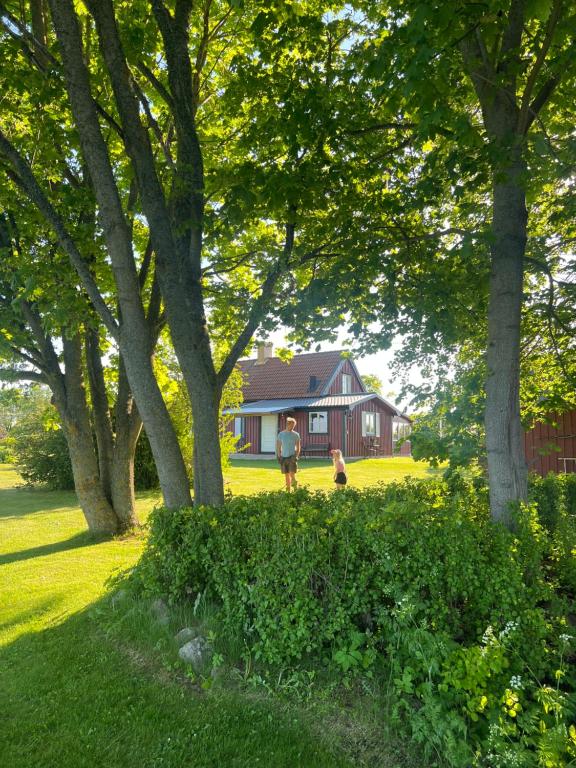 precis intill Ombergs golfbana, nära till Vättern, stora Lund och Hästholmen - Maison De Deux Chambres