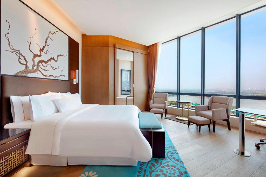 Postel nebo postele na pokoji v ubytování The Westin Kolkata Rajarhat