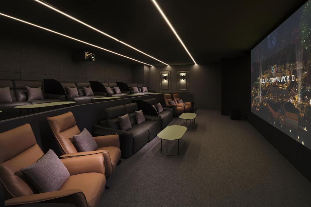 TV a/nebo společenská místnost v ubytování Marriott Jeju Shinhwa World Hotel