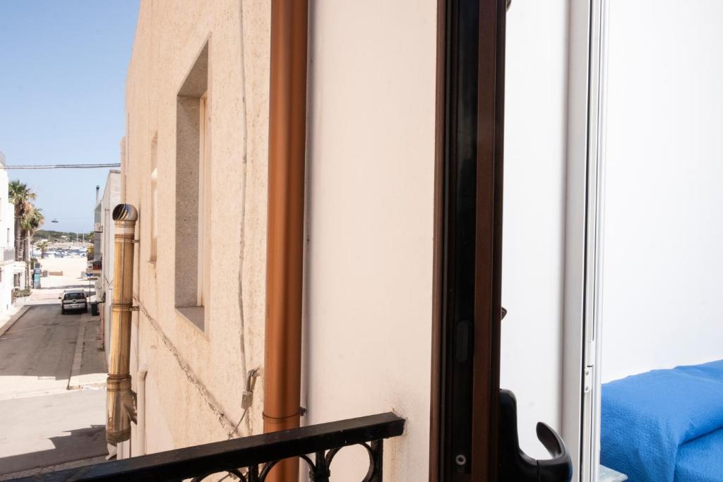 ventana con vistas a la calle en Appartamento Cortese, en San Vito lo Capo