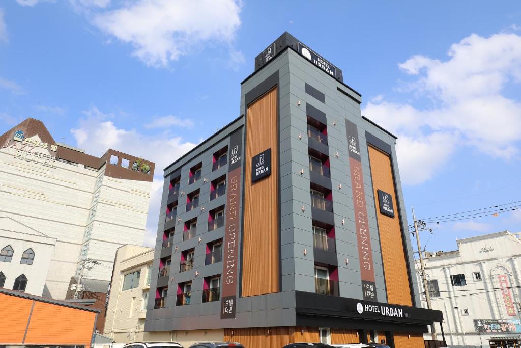 um edifício alto no meio de uma cidade em Jeonju Urban Hotel em Jeonju