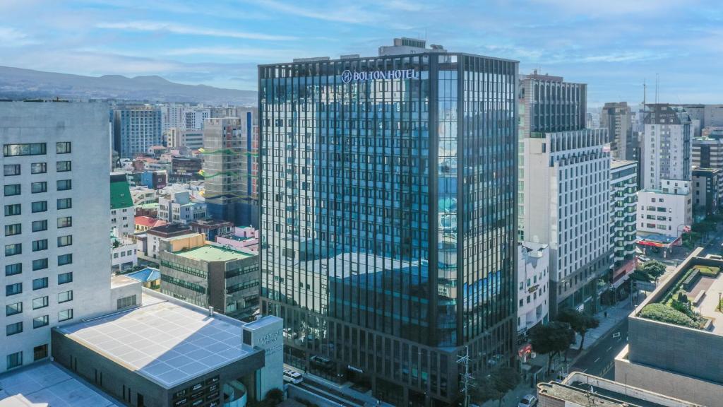 Jeju Bolton Hotel في جيجو: اطلالة جوية على مبنى طويل في مدينة