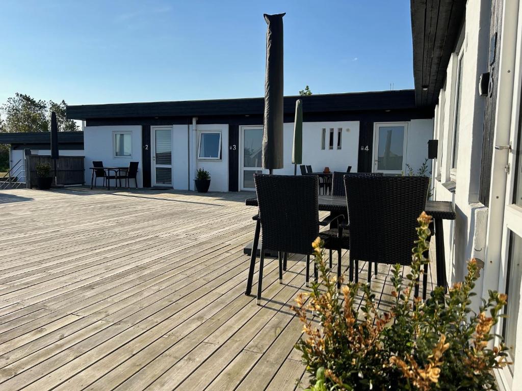 un patio con mesa y sillas en una terraza en Plesners Anneks, en Skagen