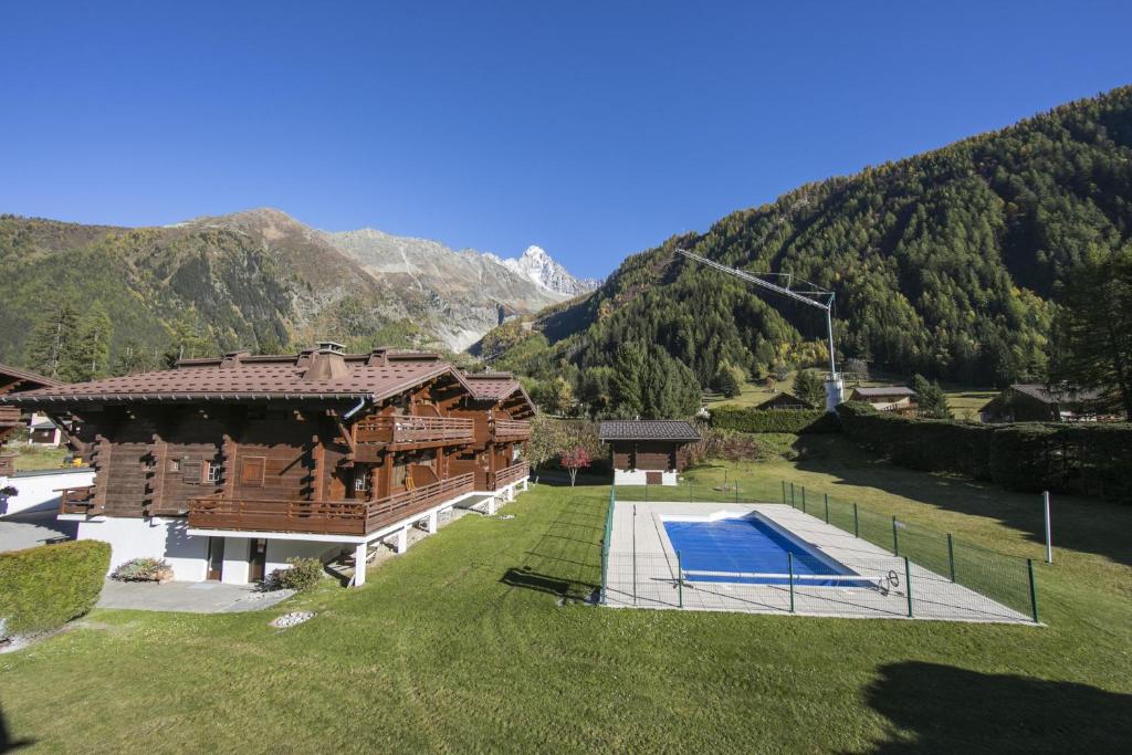 vista aerea di una casa con campo da tennis di Résidence Améthystes D12 ski in ski out - Happy Rentals a Chamonix-Mont-Blanc