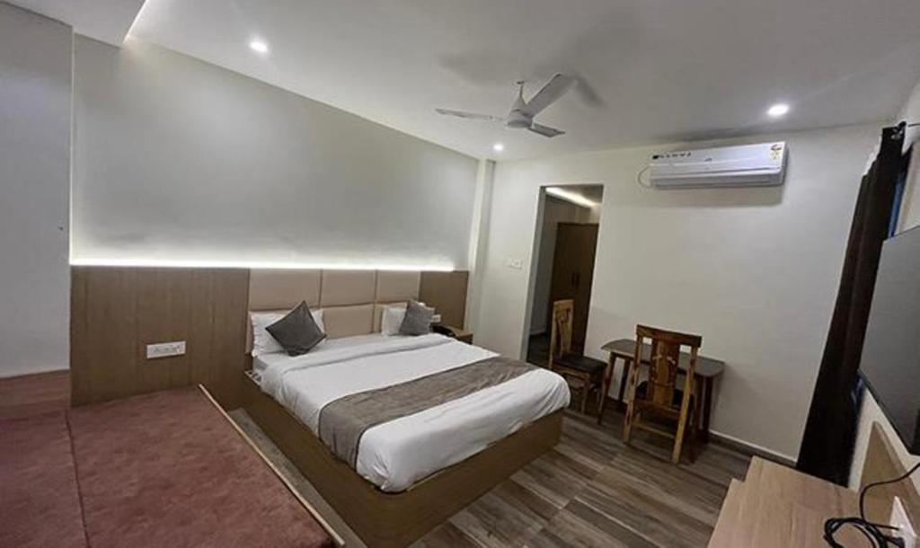 a bedroom with a bed and a ceiling at FabHotel Prakash in Ujjain