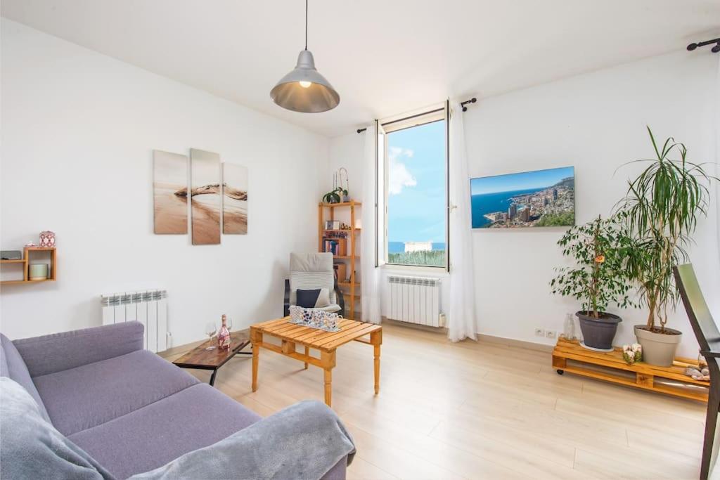 un salon avec un canapé et une table dans l'établissement Les lucioles, à Beausoleil