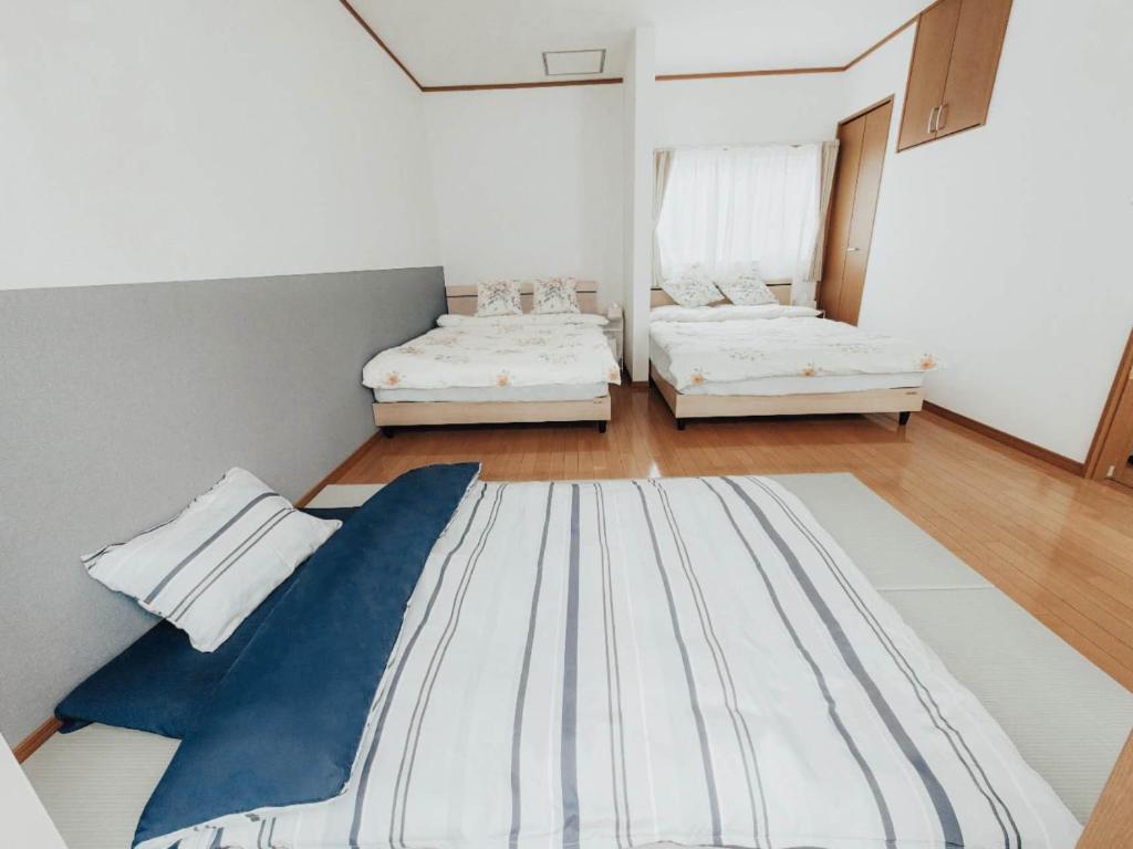 Giường trong phòng chung tại Sunshine House Tokyo