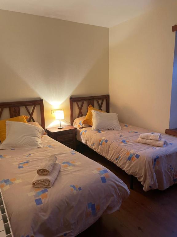 Postel nebo postele na pokoji v ubytování APARTAMENT ESTERRI D'ÀNEU - EDIFICI MONTARDO