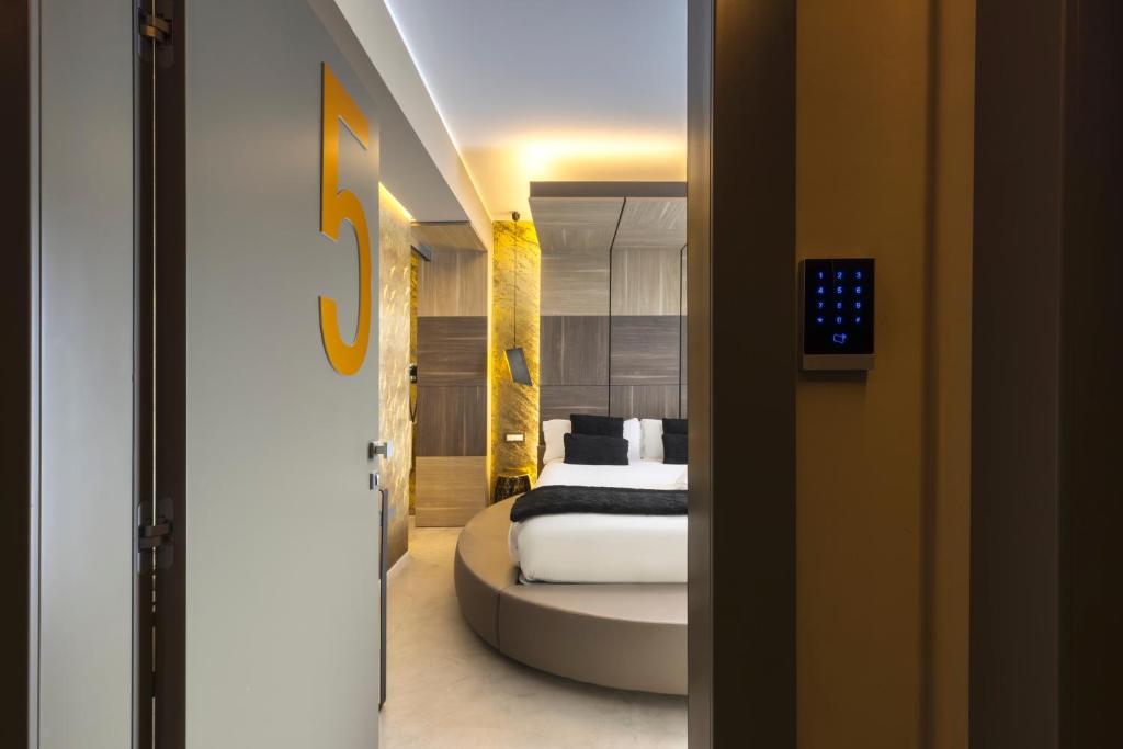 ein Schlafzimmer mit einem Bett in einem Zimmer in der Unterkunft Milestone in Quartu SantʼElena
