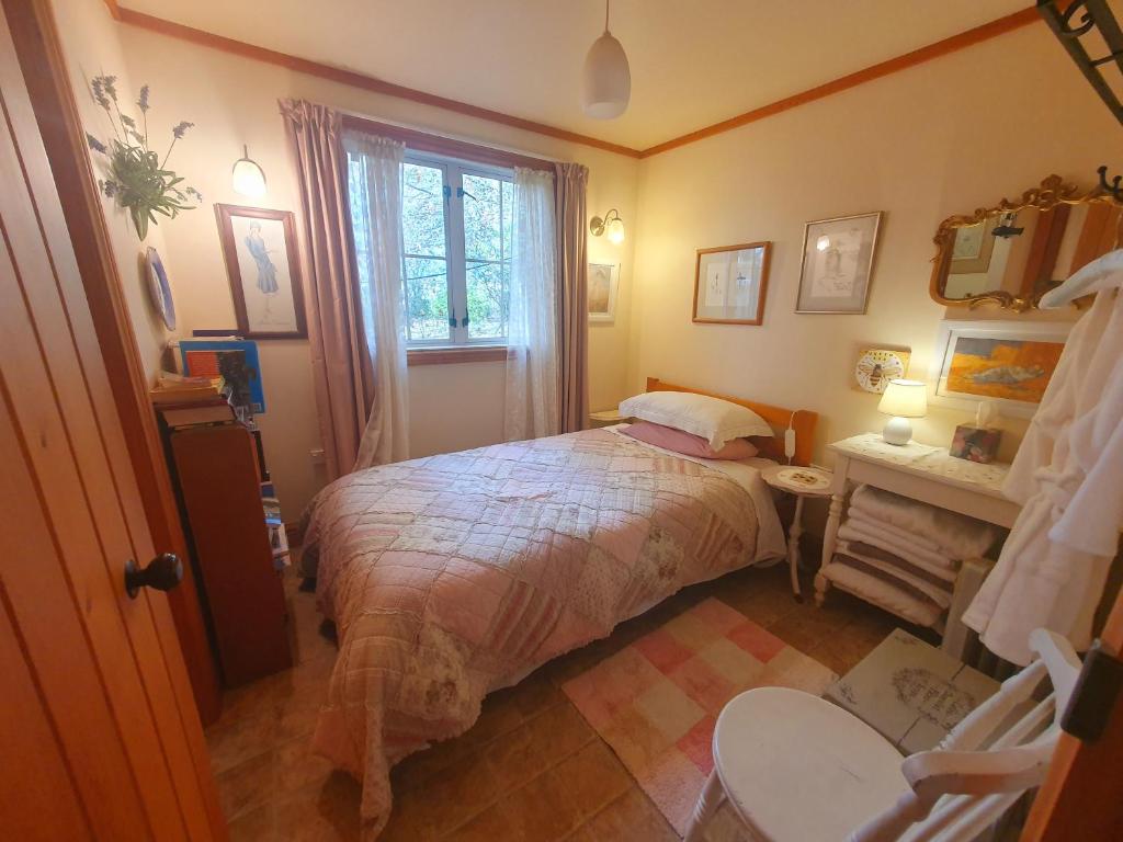 Postel nebo postele na pokoji v ubytování Bumblebee Cottage