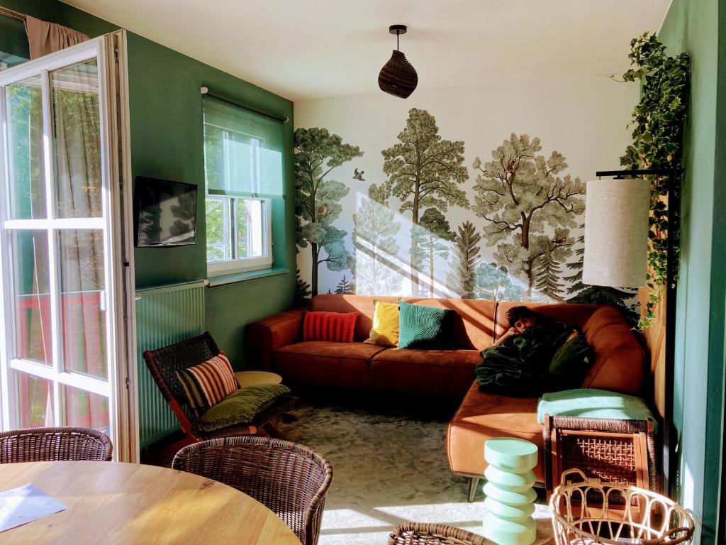 - un salon avec un canapé et une table dans l'établissement Diamond Forest - 8 Full Beds Summercard Included, à Kaprun