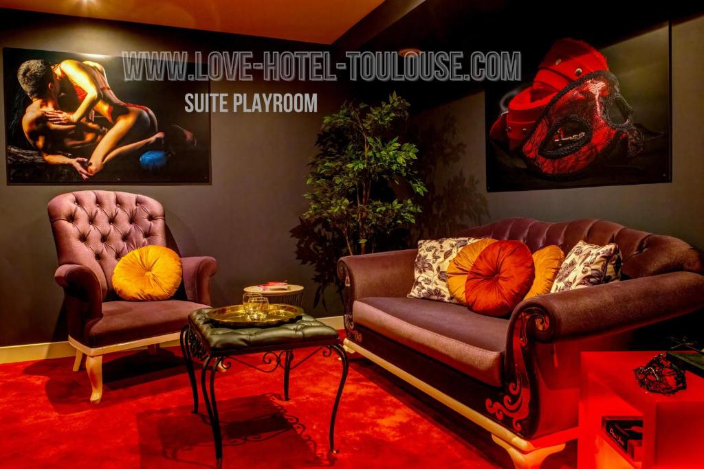 un salon avec un canapé et deux chaises dans l'établissement SUITE PLAYROOM Love Hotel Toulouse, à Toulouse
