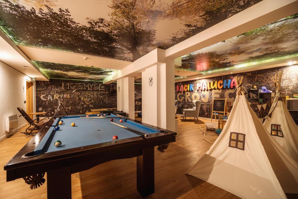 Biliár nebo kulečník v ubytování Caryńska Resort & SPA