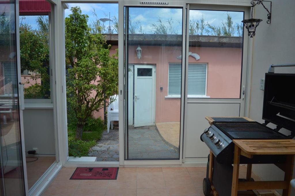 TV a/nebo společenská místnost v ubytování Le Caprice de la mer - maison avec véranda, jardin