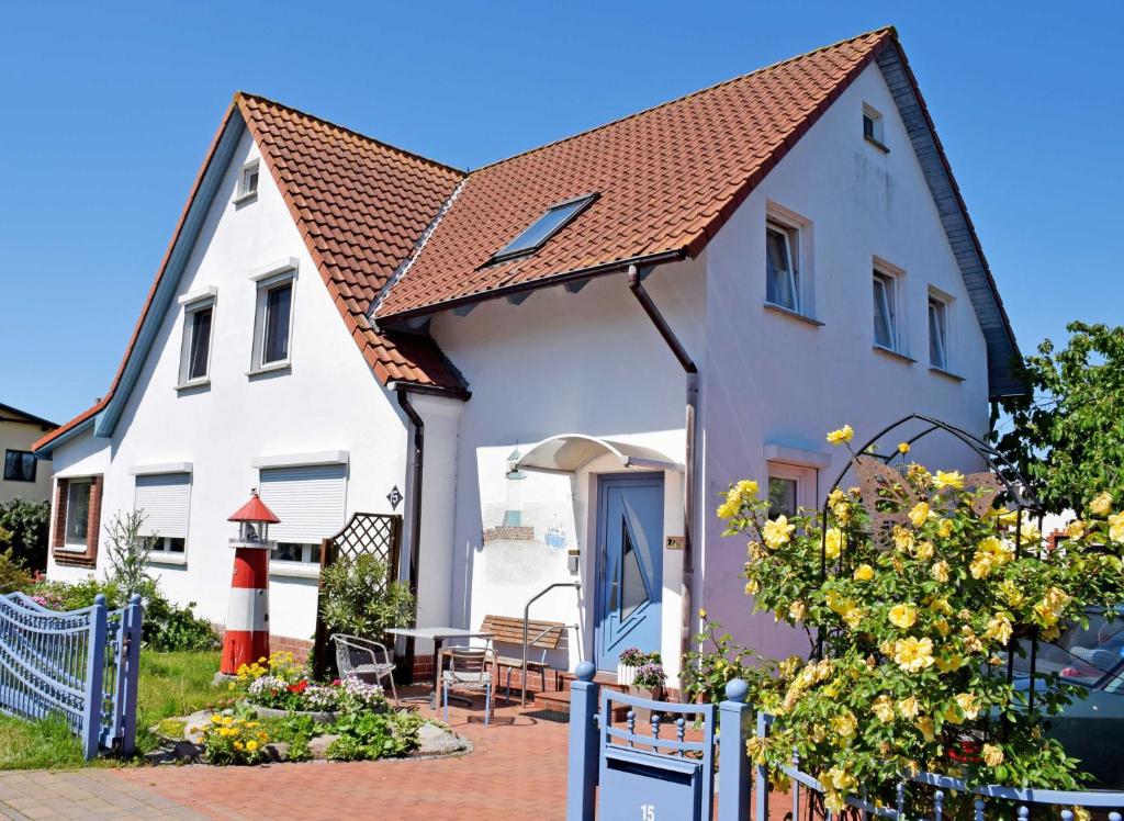 a white house with a red roof at Ferienwohnungen in Baabe beim Fischer in Baabe