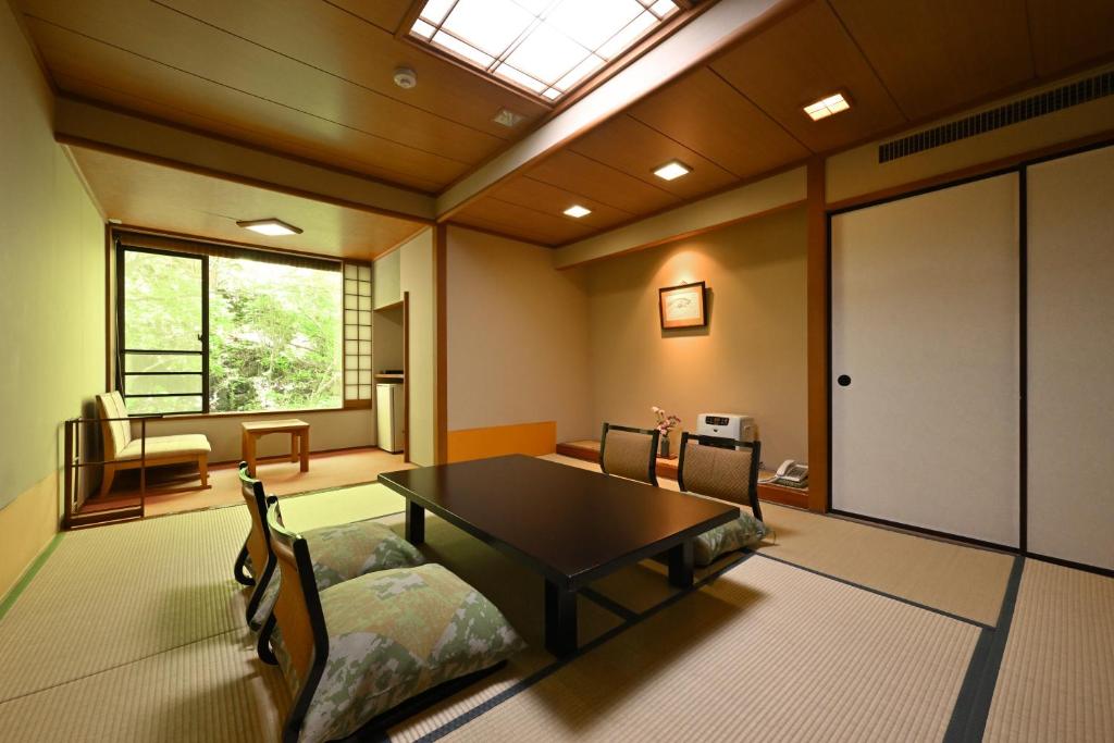 Postel nebo postele na pokoji v ubytování Osakaya Ryokan