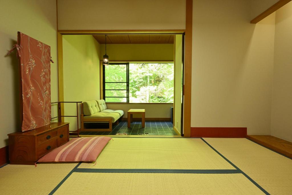 Postel nebo postele na pokoji v ubytování Osakaya Ryokan