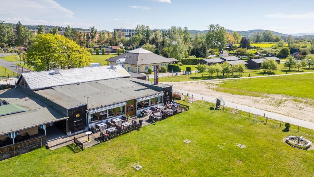 z góry widok na budynek z dziedzińcem w obiekcie Apartmány Nová Role - BeachCamp w mieście Nová Role