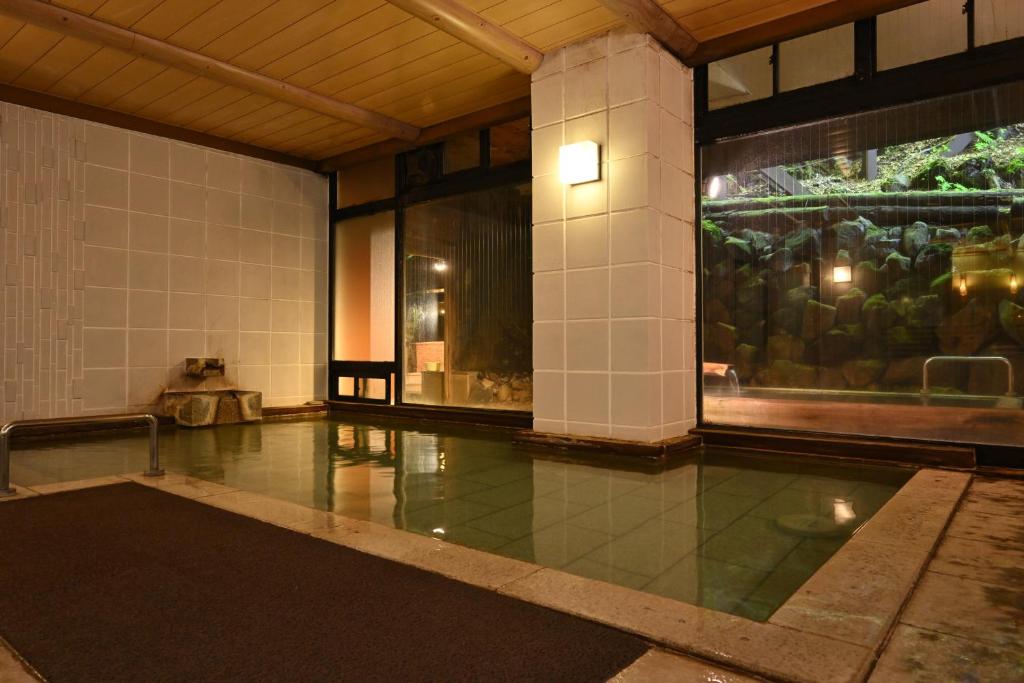 Bazén v ubytování Osakaya Ryokan nebo v jeho okolí