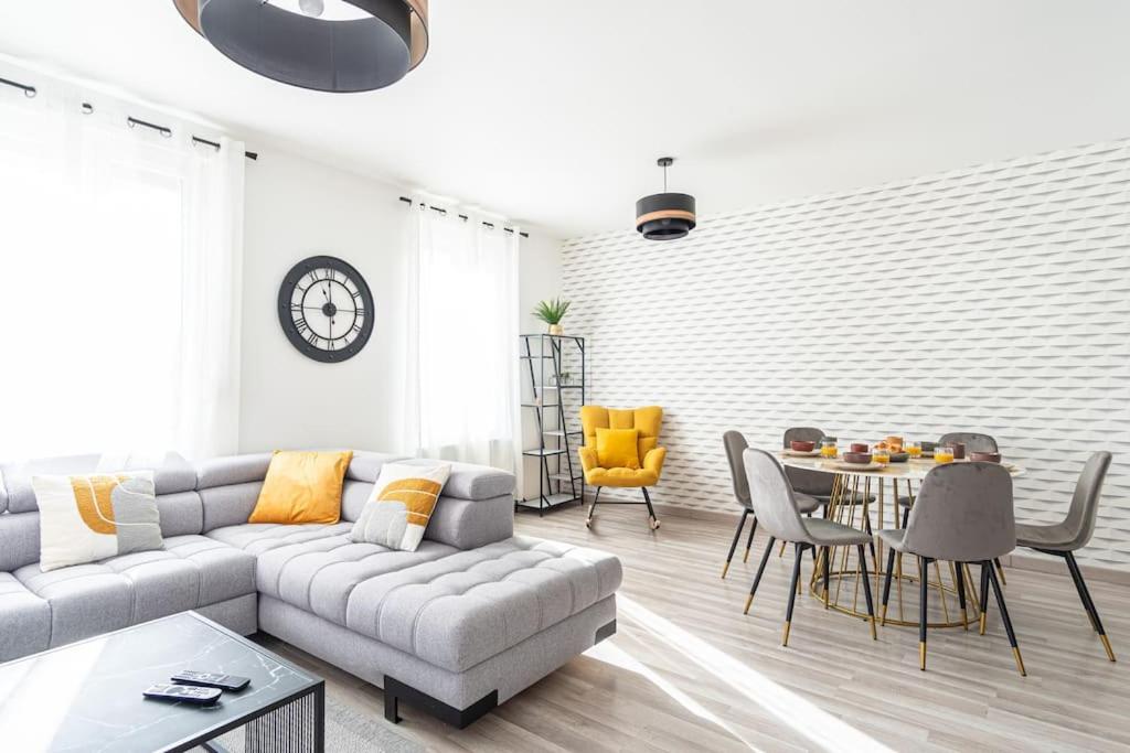 un salon avec un canapé et une table dans l'établissement Ô Terminus Océane - Proche gare - Lit King size, au Havre