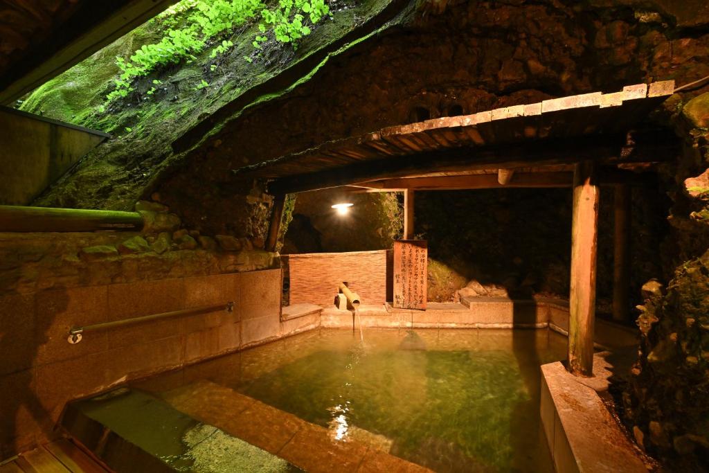 Bazén v ubytování Osakaya Ryokan nebo v jeho okolí