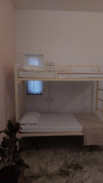 Uma cama ou camas num quarto em 26 LaPorte